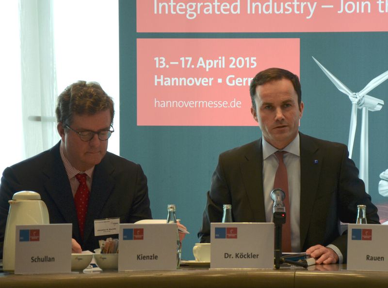 Die Hydraulik ist seit Herbst 2014 wieder in der Wachstumsphase, so Christian H. Kienzle (links), Vorstandsvorsitzender des Fachverbandes Fluidtechnik im VDMA. Ein ganz großer Player sei hingegen die Pneumatik mit einem prognostizierten Umsatzwachstum von +9 % für 2015. (Bild: Michel)