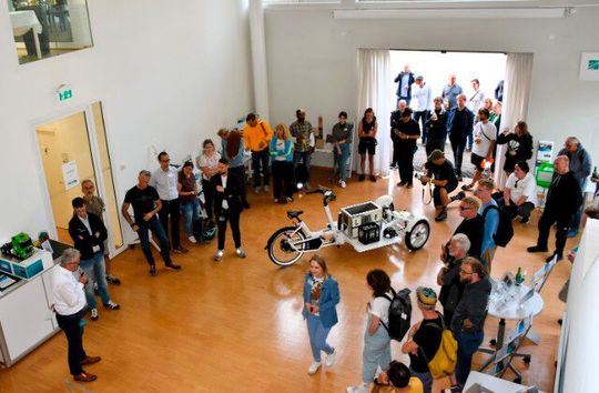 Die Forscher am Fraunhofer-LBF bekamen Besuch von den Teilnehmern des 4. Nationalen Radlogistik-Kongresses. Dort konnten die Gäste ein am LBF speziell auf heutige Bedürfnisse hin verbessertes Lastenrad begutachten.(Bild:  Fraunhofer-LBF)