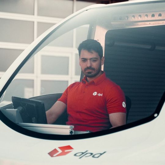 (Das im Projekt VanAssist entwickelte Versuchsfahrzeug übernimmt die Navigation im Straßenverkehr und kann auch eigenständig Parkplätze suchen. (Bild: DPD))