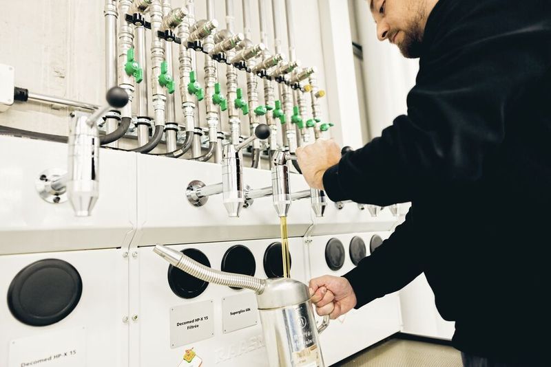 Grâce à une alimentation en fluides modernisée par Motorex, Monnin SA a entre autres amélioré la sécurité d'approvisionnement, et réduit les risques et interruptions de production. (Source : Motorex)