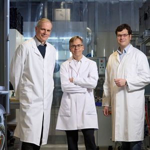 Die Gewinner des Joseph-von-Fraunhofer-Preises 2025: Dr. Holger Althues, Prof. Dr. Stefan Kaskel und Dr. Benjamin Schumm (v. l.) vom Fraunhofer IWS.(Bild:  Fraunhofer/Piotr Banczerows)