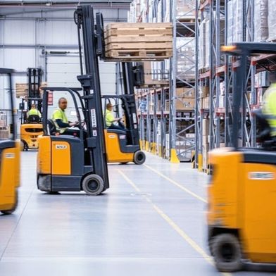 Leadecs „TwinFleet“ dient der datenbasierten Optimierung in der Intralogistik und wirkt sich auch positiv auf die Arbeitssicherheit aus. (Bild: Shutterstock AI/Shutterstock)