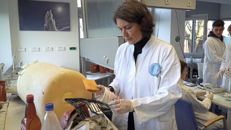 AWI-Forscherin Dr. Melanie Bergmann bei der Untersuchung der Zusammensetzung und Herkunft von angeschwemmten Plastikmüll aus der Arktis zusammen mit einer Schulklasse am AWI (Bild: Alfred-Wegener-Institut / [Indra Zilm] (CC-BY 4.0))
