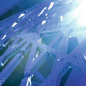 Zusammen mit Autodesk entwickelte Airbus eine Kabinentrennwand und druckte sie mittels additiver Fertigung: Sie ist dank Hilfe durch die Software leichter und stabiler als jedes Design eines Menschen.