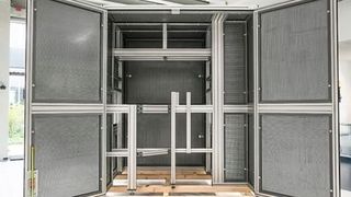 Zu Wartungszwecken verfügt die ansonsten vollautomatisch arbeitende Schallschutzkabine frontseitig über zwei Schwenktüren, die den kompletten Innenraum freigeben. (Bild: Minitec)