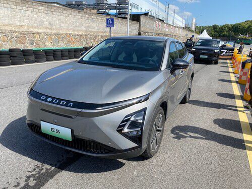 Der Omodo E5 ist eine großzügige Limousine. (Bild: Autoren-Union Mobilität)