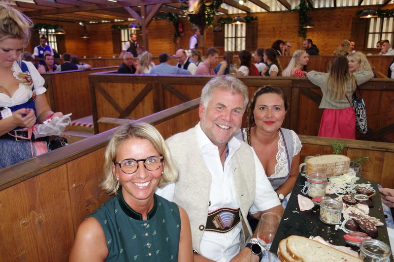 Fussball-Fans unter sich: (v. l.) Stephanie Steen (IT-BUSINESS) mit Markus Korn und Aline Gauthier (Samsung). (Bild: IT-BUSINESS)