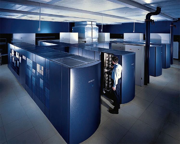 Abbildung 13: Am 5. August 1999 fiel die Entscheidung für die nächste große Anschaffung – für rund 30,7 Millionen Euro wurde es das Hitachi-System „SR8000-F1“. Die garantierte Leistungsfähigkeit betrug in der ersten Lieferstufe 400 GFlop/s (sustained) beziehungsweise 1.344 TFlop/s (peak) bei einer Hauptspeicherkapazität von knapp 900 Gbyte und 7,4 Terabyte Plattenkapazität. Die Installation erfolgte im März 2000 mit 112 8fach-Knoten. Im Endausbau kam das System 2001 auf 168 Knoten. Der Rechner erreichte in der Top500-Liste Platz 3. Als das Rechenzentrum im April 2006 nach Garching umzog, verblieb der Rechner im Gebäude an der Barer Straße, bis sein Nachfolger in Garching erfolgreich installiert war. Das Hitachi-System wurde Ende Juni 2006 abgeschaltet. (Bild: LRZ)