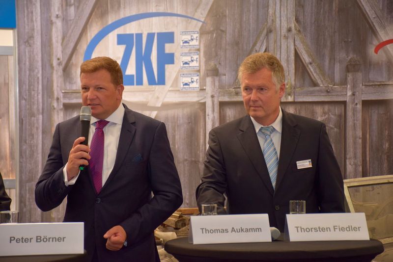 Thomas Aukam (ZKF, l.) und Thorsten Fiedler (Eurogarant AG) freuen sich auf die künftige Zusammenarbeit. (Dietz)