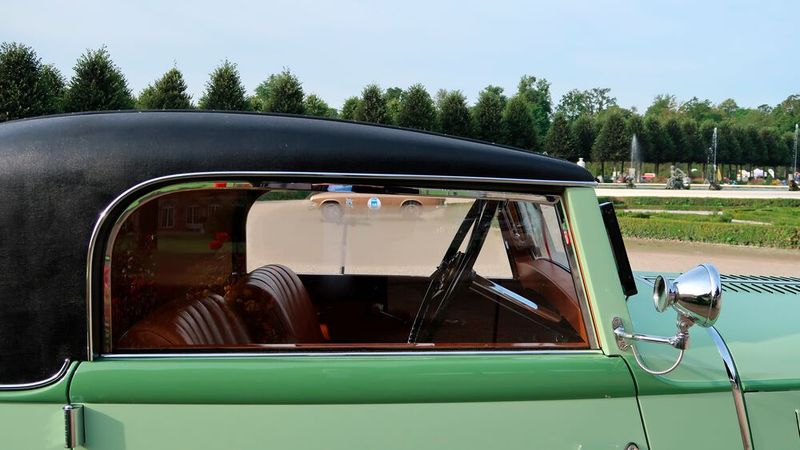 Passen Chassis und Karosserie wirklich zusammen? Die Länge der Lenksäule und somit die Position des Lenkrads sprechen dagegen. Das Hardtop erweckt den Eindruck, aus glasfaserverstärktem Kunststoff (GFK) gefertigt zu sein. (Bild: Peter Diehl)