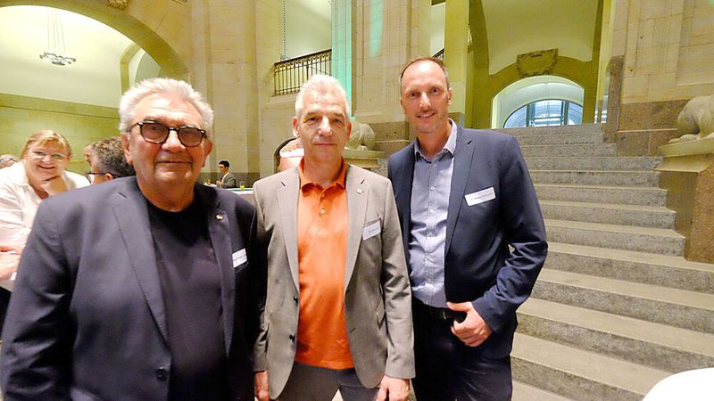 Mit dabei (v.l.): Hans-Peter Lange (Präsident LV Berlin-Brandenburg), Timo Schumer (GF Innung Region Leipzig) und Dr. Philipp Schuricht (Geschäftsführer FSD Fahrzeugsystemdaten). (Bild: Holger Zietz - VCG)