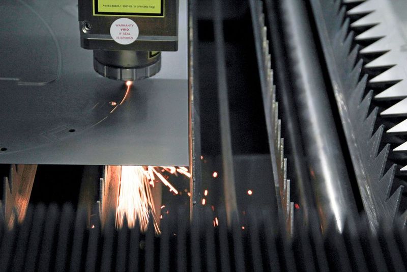 In der Lasermaschine arbeitet Dallan nicht mit einem Wechseltisch, sondern kann die Blechplatinen auch innerhalb der Maschine bewegen. (Bild: Dalcos)