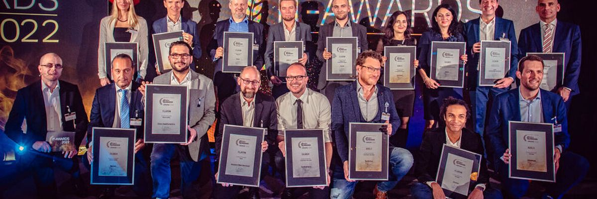 Glückliche Gewinnerinnen und Gewinner stehen bei den IT-Awards auf der Bühne, Dev-Insider-Chefredakteur Stephan Augsten (u.l.) freut sich mit. (Bild: krassevideos.de / VIT)