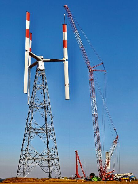 Aufbau der Vertikalwindkraftanlage Vertical Sky in Grevenbroich. (Frank Wiedemeier)