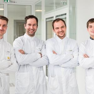 Das Quartett der Mikroverhüllungskünstler an der TU Dresden. Von links: Andreas Krause, Sebastian Lüngen, Friedrich Hanzsch und Tobias Tiedje. (Bild:  L. Lorenz)