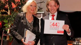 Auch Thomas Hanswillemenke verabschiedete Marion Johl mit einem kreativen Geschenk: Die Mitfahrt auf einem Faschingswagen auf dem Kölner Karnevalszug. (Foto: photofashion.de)