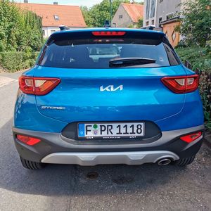 3. Ein Cruiser: Der Stonic lässt sich sehr gutmütig bewegen. Allerdings regen die ausreichenden 120 PS auch nicht zum permanenten Treten des Gaspedals an. Und so sehen andere Verkehrsteilnehmer das gefällige Heck des Stonic auf der Autobahn eher beim Überholen als beim Überholt-werden. (Bild:  Christian Otto/ Vogel Communications Group)