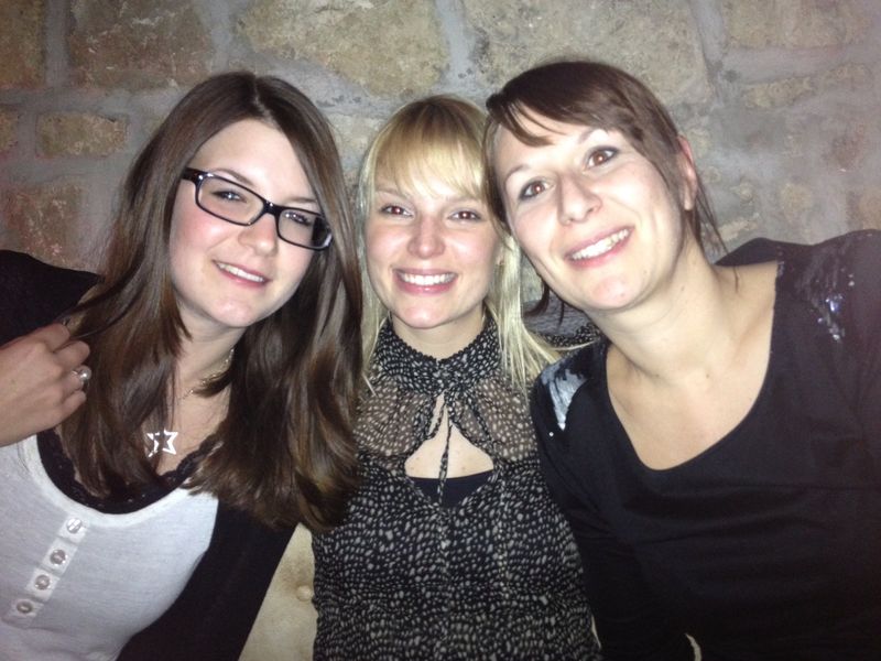 Interne Weihnachtsfeier von PROCESS, LABORPRAXIS, PROCESS Worldwide, Bulk Solids Handling und Schüttgut vom 05.12.2012   Unsere Mädels wie immer gut gelaunt. Katha (links) hat übrigens nur Spezi getrunken. Weitere exklusive Bilder zur Vogel Weihnachtsfeier finden Sie auf unserer Facebook-Fanpage. Jetzt reinschauen und Fan werden. Wir freuen uns über jeden Like. (Bild: PROCESS)