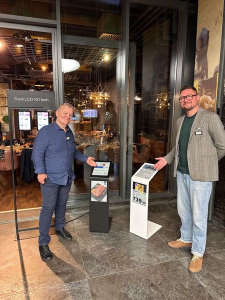 Frank Jäckel und Engelbert Földenyi (Jäckel.IT) finden die stromsparenden Aufsteller topp. 10 Jahre lang läuft die Werbung darauf. (Bild: Vogel IT-Medien)