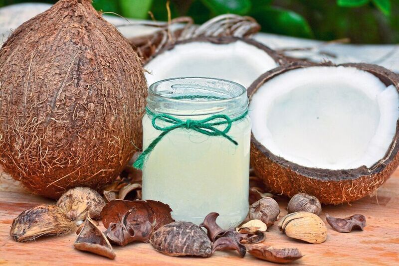 Kokosöl findet in den letzten Jahren immer häufiger seinen Weg in deutsche Küchen, obwohl seine angeblich gesundheitsfördernde Wirkung umstritten ist. (Symbolbild)
