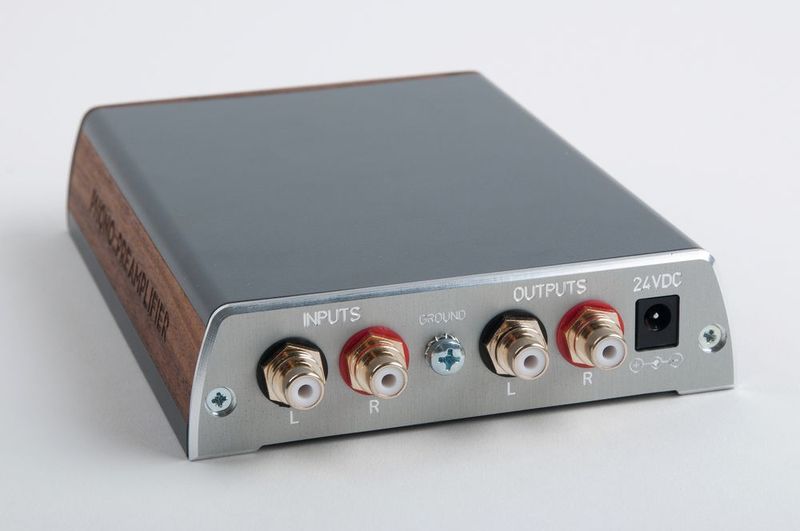 Bild 2:  Bopla stattet das Gehäuse auf Kundenwunsch mit Ausfräsungen und Bohrungen für die Anschlüsse aus. (Bopla)