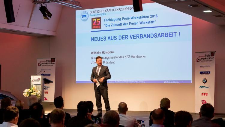 Bundesinnungsmeister Wilhelm Hülsdonk informierte die Teilnehmer über aktuelle und künftige Aktivitäten des Zentralverbands Deutsches Kraftfahrzeuggewerbe. (Stefan Bausewein)