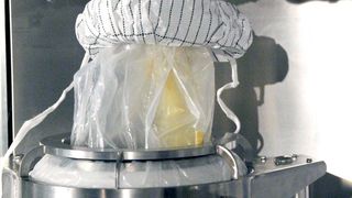 Das Big-Bag-Anschlusssystem LAS-EC (Easy Connect) hält nicht nur hohe Containment-Level ein. Es ermöglicht ein definiertes und sicheres Entleeren von Big Bags mit logischem Bedienungsablauf in wenigen Schritten. (Hecht)
