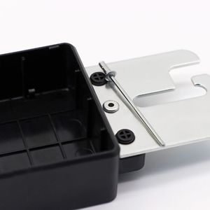 Der Gesipa-Blindniet Universalgrip kommt beispielsweise bei industriellen Kunststoff-Metall-Verbindungen zum Einsatz, bei denen Störkanten oder die Bauteilgeometrie den Zugang zum Setzpunkt begrenzen. (Bild:  Gesipa)