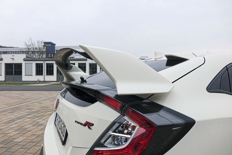...vor allem der große Spoiler ist ein Blickfang... (Bild: Sven Prawitz/»Automobil Industrie«)