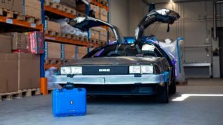 Eine Zeitreise im berühmten DeLorean DMC-12 aus dem Film „Zurück in die Zukunft“ – das können die Messebesucher der K 2025 am Stand der HolyPoly GmbH (Eingang Nord, Stand N01 A) erleben.  (Bild: Holy Poly)