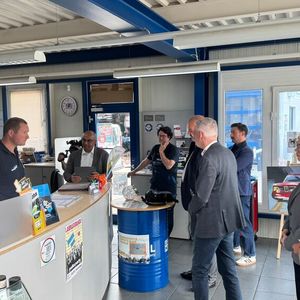 Verdiente Auszeichnung: Die Jury des Deutschen Werkstattpreises überzeugte sich persönlich von der Qualität des Services am Empfangstresen.(Bild:  Diehl – VCG)