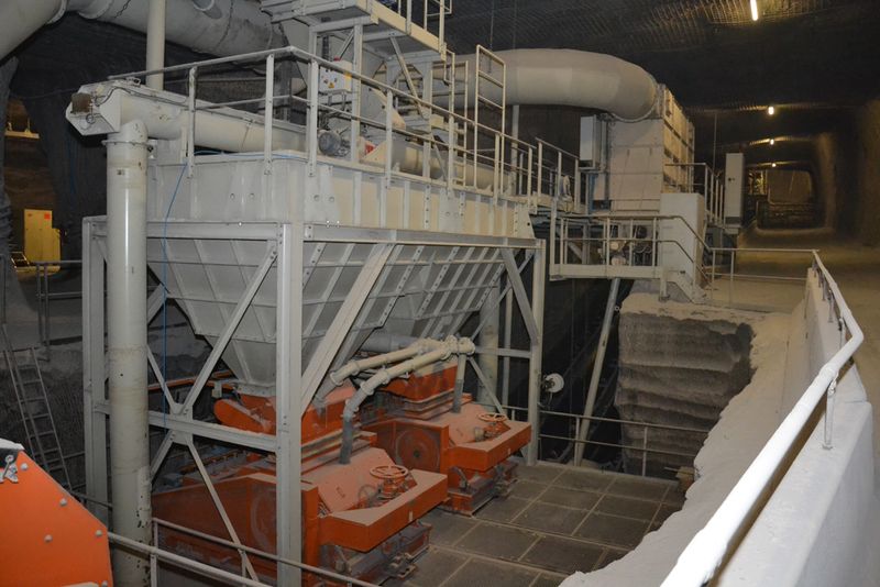 ....die Walzenbrecher, die eine Körngröße von kleiner fünf Millimeter erzeugen.  (PROCESS)