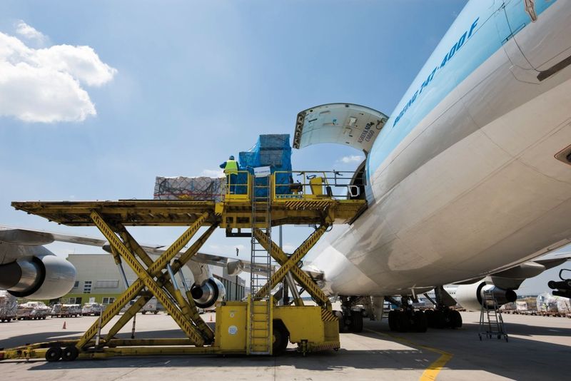 Seit 2005 liefert Logwin in Italien auch weltweit per Luftfracht. Dabei kümmert sich der Logistikspezialist von Buyer Consolidation über Im- und Export bis hin zu Transportversicherung und Zollabwicklung. (Bild: Dominik Obertreis/Logwin)