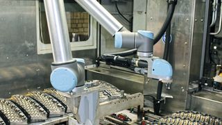 Anstatt des üblichen Robotergreifarmes wurde in dieser Anwendung ein Winkelschrauber montiert, der die Schrauben für die zu montierenden Wendeschneidplatten löst und festzieht.  (NSI)
