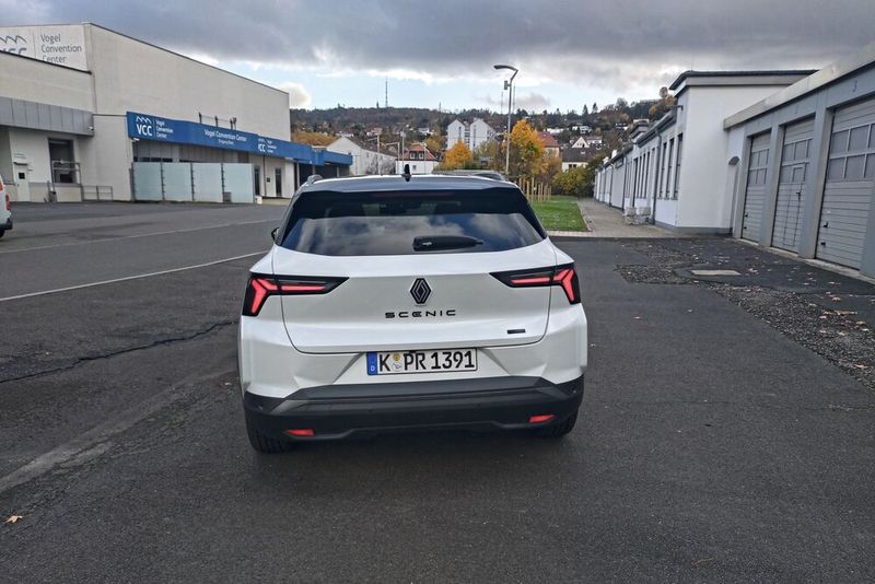 3. Rückfahrkamera mit Weitblick: Die serienmäßige Rückfahrkamera überzeugt mit ihrem weiten Blickwinkel. Sie gibt eine hervorragende Übersicht.  (Bild: Sven Prawitz/Vogel Communications Group)