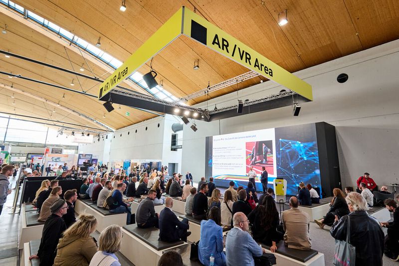 Im Rahmen des Vortragsprogramms wurden die Teilnehmenden auch in die Welt der AR/VR eingeführt.  (Bild: © Messe Karlsruhe/Jannik Hammes)