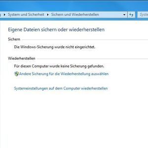 Dies ist das Hauptfenster für alle Sicherungsvarianten die Windows 7 bietet. In linken Bereich finden Sie die Optionen um ein Systemabbild oder einen Reparaturdatenträger zu erstellen. In dem rechten großen Fenster sind Einstellungen um damit „Eigene Dateien sichern oder wiederherstellen“ zu können. Wenn sie die Sicherungsfunktionen zum ersten Mal verwenden, wird Windows Ihnen mitteilen, dass die Windows Sicherung noch nicht eingerichtet wurde. In diesem Fall müssen Sie dies mit dem Klick auf den Eintrag „Sicherung einrichten“ nun durchführen. Der Vorgang ist in weniger als 1 Minute abgeschlossen. Um ein Systemabbild zu erstellen aktivieren Sie nun den entsprechen Eintrag in der linken Leiste.