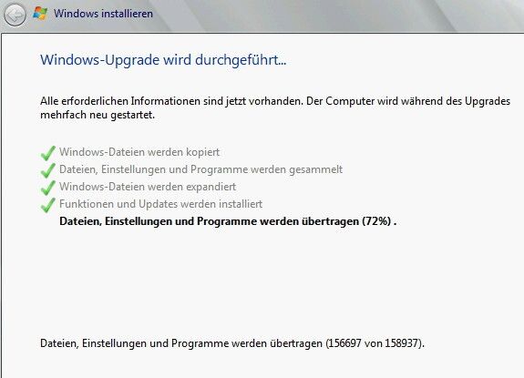 Abbildung 5: Nachdem alle Fenster bestätigt sind, führt der Assistent die Aktualisierung auf Windows Server 2008 R2 durch. (Bild: Joos)