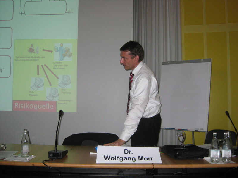 Die Moderation der Workshops wurde durch Experten der jeweiligen Fachrichtung vorgenommen, im Bild Dr. Wolfgang Morr, Geschäftsführer der Namur.  (Bild: Drathen)
