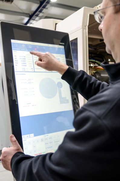 Das maßgeschneiderte Bedienpanel AP 524 mit Force Feedback (Bild: Keba)
