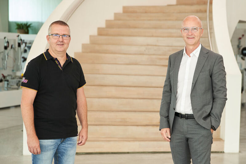 KW Automotive übernimmt die Al-Ko-Dämpfungstechnik (von links): Klaus Wohlfarth, Geschäftsführer und Gesellschafter der KW Automotive GmbH, und Harald Hiller, President und CEO der Al-Ko Vehicle Technology Group.