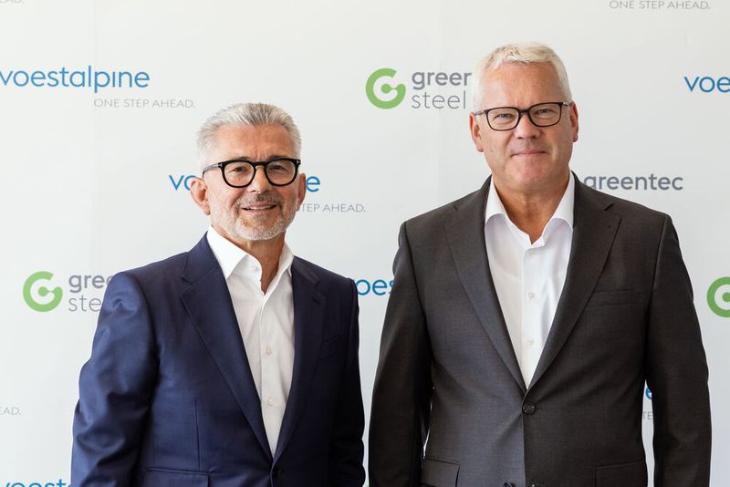 Herbert Eibensteiner, CEO der Voestalpine AG (links neben Franz Kainersdorfer, Leiter der Metal Engineering Division): „Wir setzen mit Greentec Steel weltweit neue Maßstäbe in der nächsten Generation der Stahlproduktion. Wir sind zeitlich und budgetär im Plan und werden an unserem Standort Donawitz den nächsten Ausbauschritt bis 2030 umsetzen.“ (Bild: Regine Schoettl)