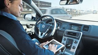 Lesen, Spielen, Daddeln oder auch Schlafen – automatisiert fahrende Autos sollen das alles möglich machen. Speziell schlafende Autofahrer benötigen aber lange, bis sie am Steuer wieder handlungsfähig sind. (Bild: Volvo)