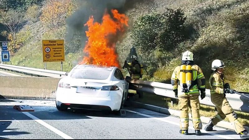 Ein brennender Tesla. (Bild:  Feuerwehr Landeck)