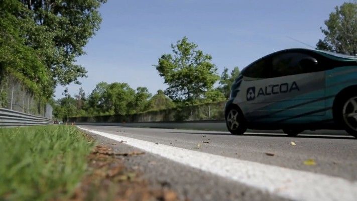 Das elektrisch angetriebene Versuchsfahrzeug mit Aluminium-Luft-Batterie auf dem Circuit Gilles-Villeneuve in Montreal. (Phinergy, Alcoa)