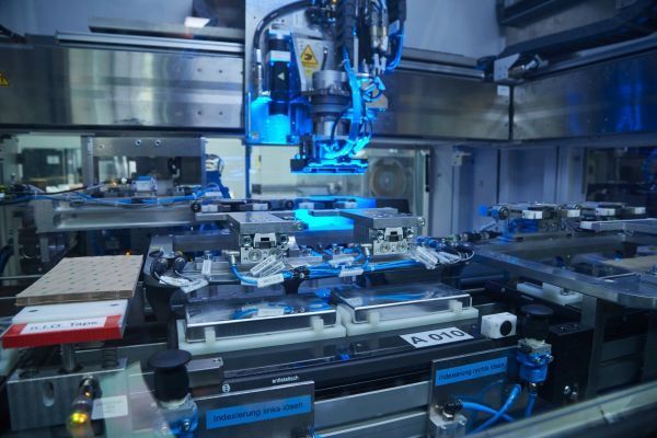 Elektro-Komponenten-Fertigung in Dingolfing für Plug-in-Hybridfahrzeuge.  (BMW)