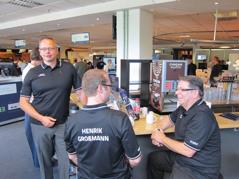 (v.l.) Stefan Griesbach, Henrik Großmann und Charles Musgrave, TAROX, unterhielten sich über neue Verkaufsstrategien. (Bild: IT-BUSINESS)