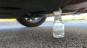 Abb.1: Probennahme direkt am Brennstoffzellen-Fahrzeug. Das gesammelte Wasser wird anschließend auf PFAS analysiert, die aus der Membran der Brennstoffzelle stammen könnten. (Bild: ZBT)