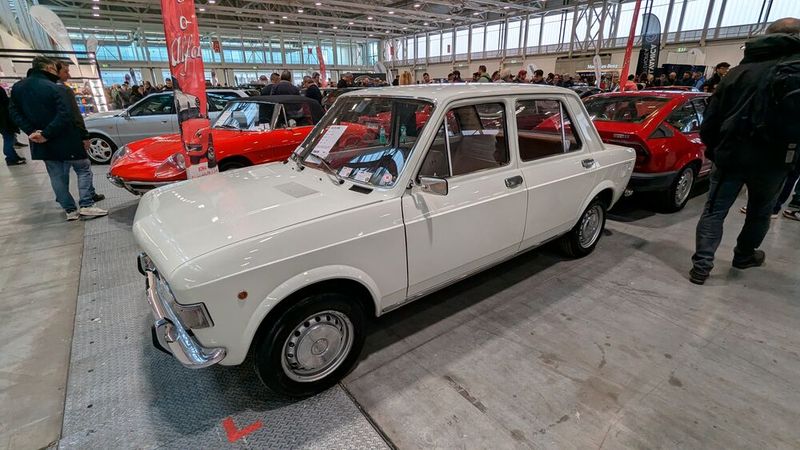 Einst automobile Massenware, heute selten: Diesen Fiat 128 aus der ersten Serie von 1969 konnte man für 7.800 Euro sein Eigen nennen. (Bild: Dominsky – VCG)