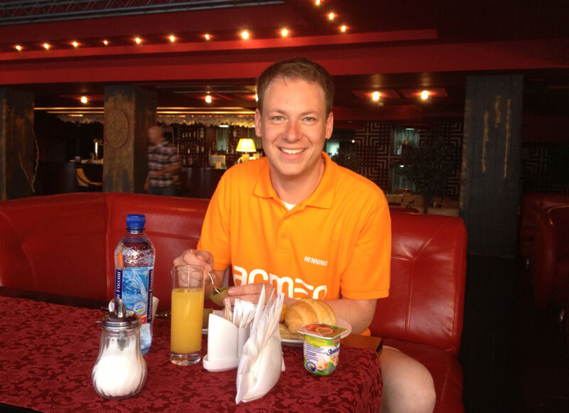 Acmeo-Chef Henning Meyer beim Frühstück in der Hotel-Disco in Kaliningrad. (IT-BUSINESS/Sarah Maier)